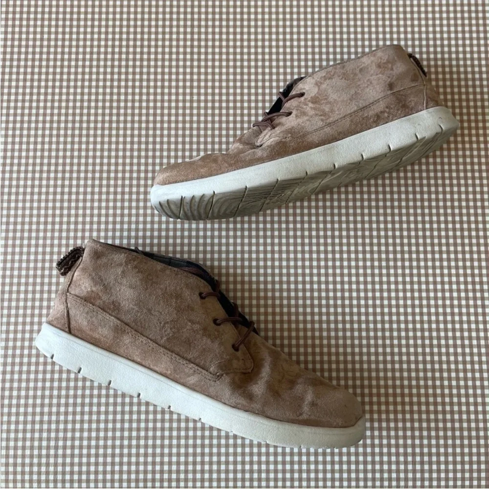 UGG men short booties.‎ Size 6